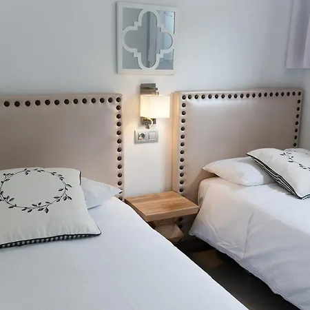 Adonis بلايا ديل إنغلز