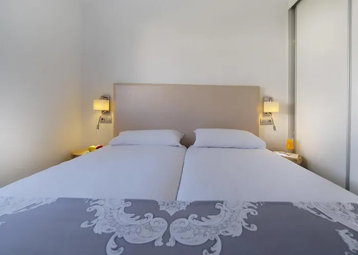 Adonis بلايا ديل إنغلز