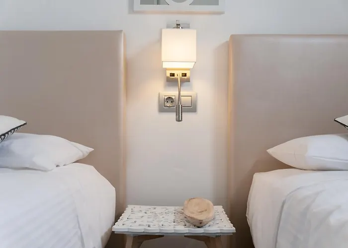 Adonis بلايا ديل إنغلز