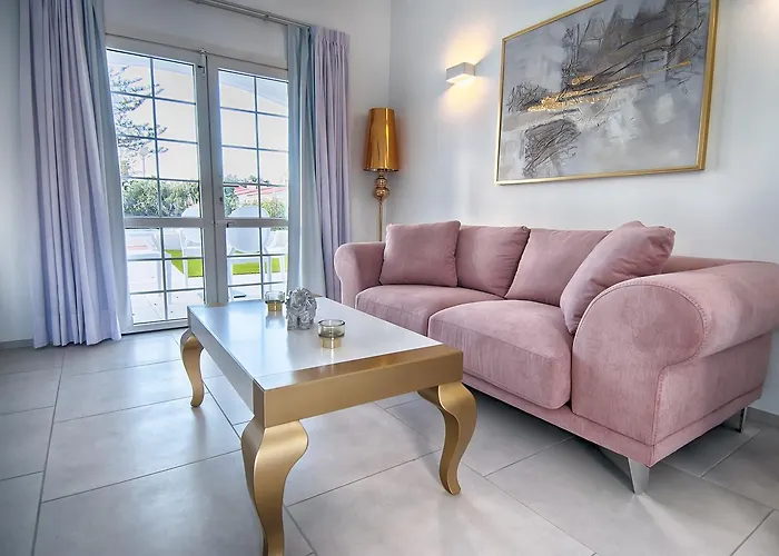 Adonis بلايا ديل إنغلز