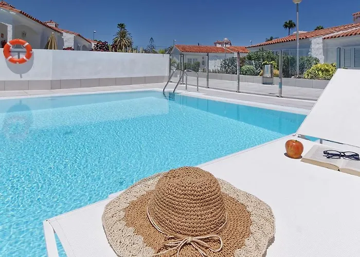 Adonis بلايا ديل إنغلز